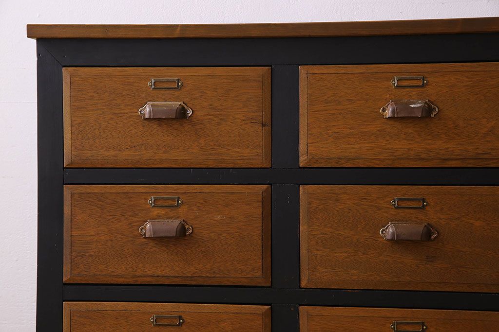 レトロ家具　ネームプレート付き!16杯引き出しのレトロなチェスト