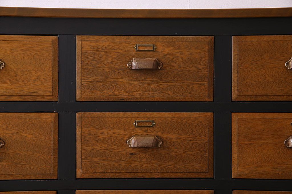 レトロ家具　ネームプレート付き!16杯引き出しのレトロなチェスト