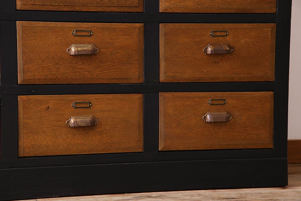 レトロ家具　ネームプレート付き!16杯引き出しのレトロなチェスト