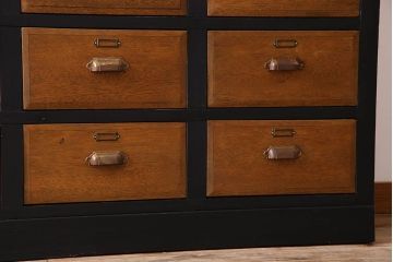 レトロ家具　ネームプレート付き!16杯引き出しのレトロなチェスト