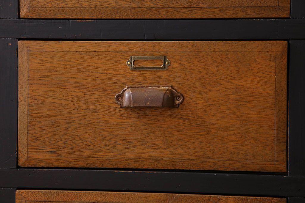 レトロ家具　ネームプレート付き!16杯引き出しのレトロなチェスト