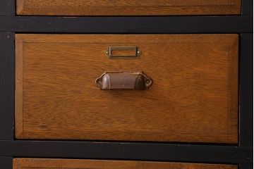 レトロ家具　ネームプレート付き!16杯引き出しのレトロなチェスト