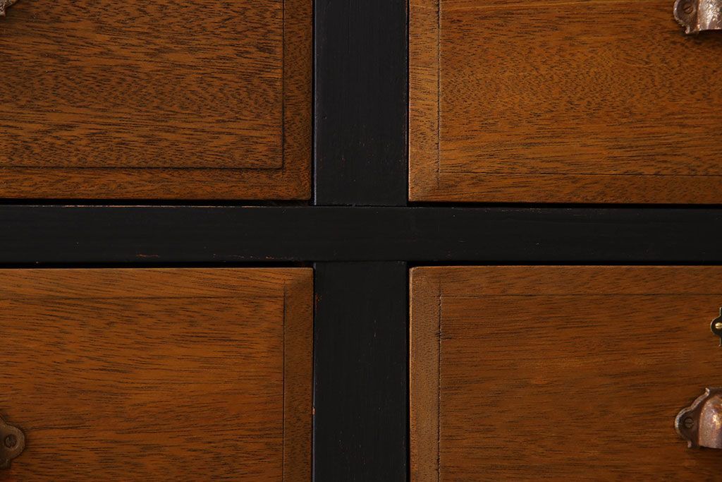 レトロ家具　ネームプレート付き!16杯引き出しのレトロなチェスト