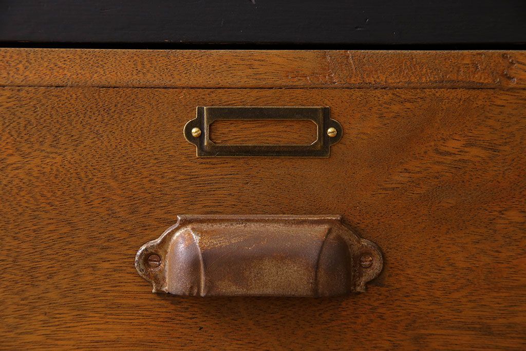 レトロ家具　ネームプレート付き!16杯引き出しのレトロなチェスト