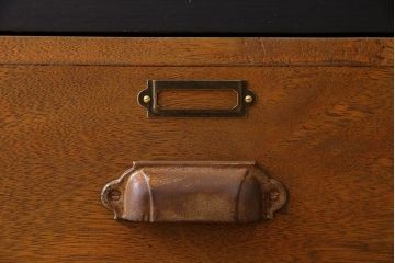 レトロ家具　ネームプレート付き!16杯引き出しのレトロなチェスト