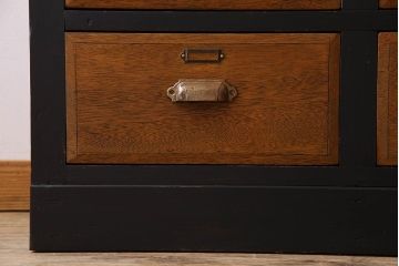 レトロ家具　ネームプレート付き!16杯引き出しのレトロなチェスト