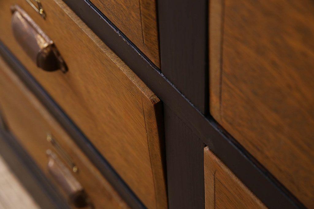 レトロ家具　ネームプレート付き!16杯引き出しのレトロなチェスト