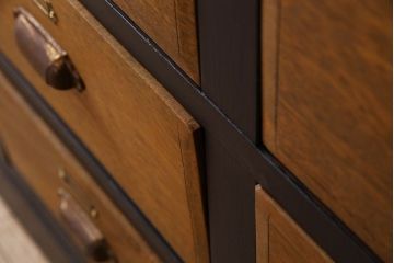 レトロ家具　ネームプレート付き!16杯引き出しのレトロなチェスト