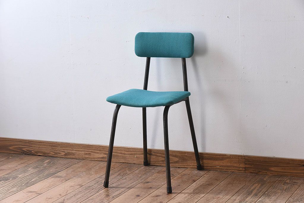 ヴィンテージ家具　ビンテージ　アイアンレッグの小ぶりなクッションチェア(椅子)