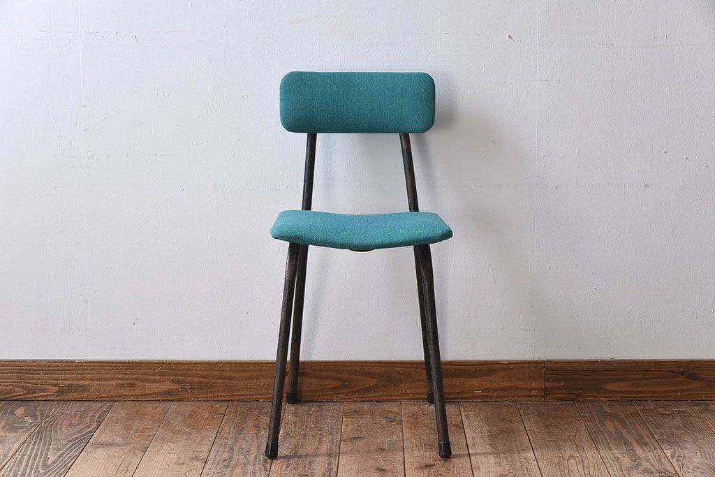 ヴィンテージ家具　ビンテージ　アイアンレッグの小ぶりなクッションチェア(椅子)