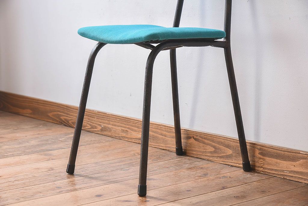 ヴィンテージ家具　ビンテージ　アイアンレッグの小ぶりなクッションチェア(椅子)