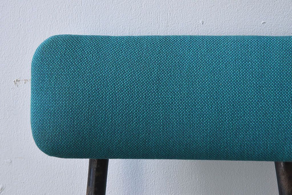 ヴィンテージ家具　ビンテージ　アイアンレッグの小ぶりなクッションチェア(椅子)