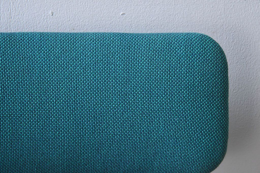 ヴィンテージ家具　ビンテージ　アイアンレッグの小ぶりなクッションチェア(椅子)