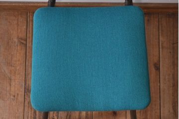 ヴィンテージ家具　ビンテージ　アイアンレッグの小ぶりなクッションチェア(椅子)