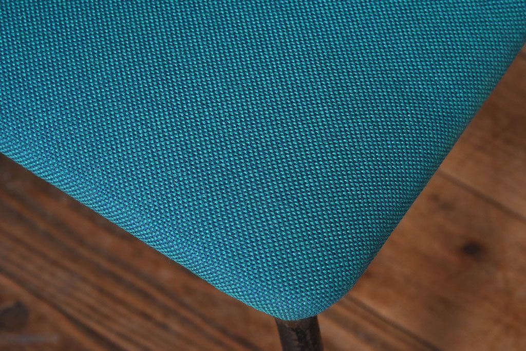 ヴィンテージ家具　ビンテージ　アイアンレッグの小ぶりなクッションチェア(椅子)