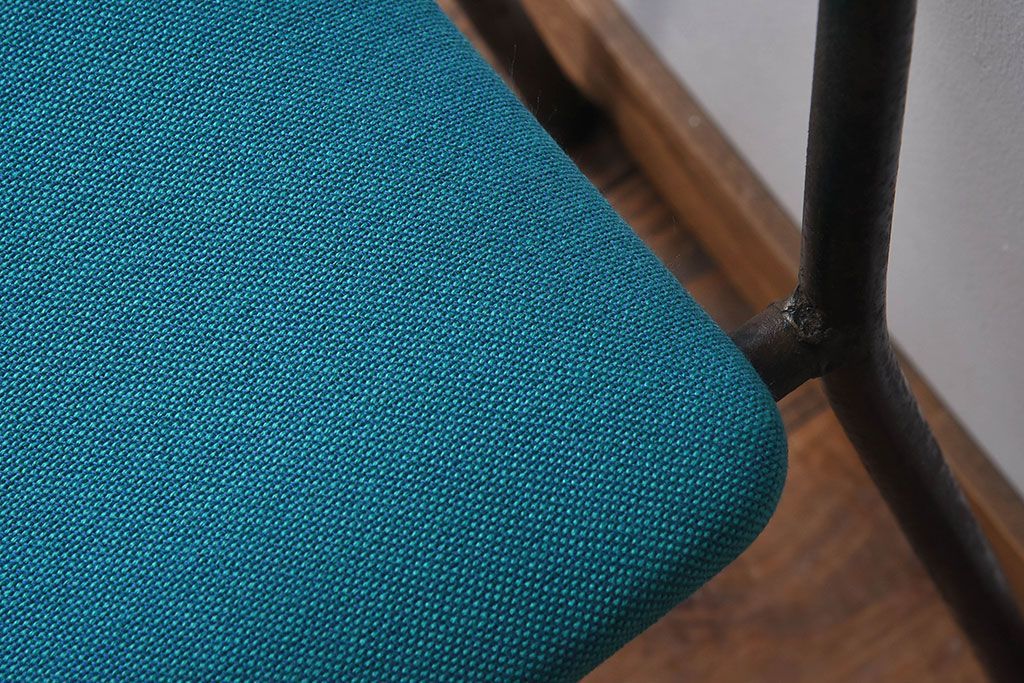 ヴィンテージ家具　ビンテージ　アイアンレッグの小ぶりなクッションチェア(椅子)