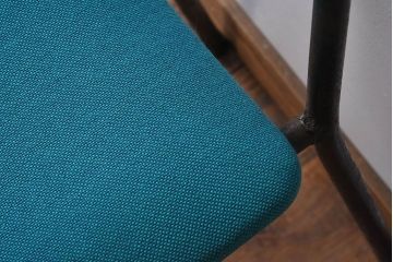 ヴィンテージ家具　ビンテージ　アイアンレッグの小ぶりなクッションチェア(椅子)