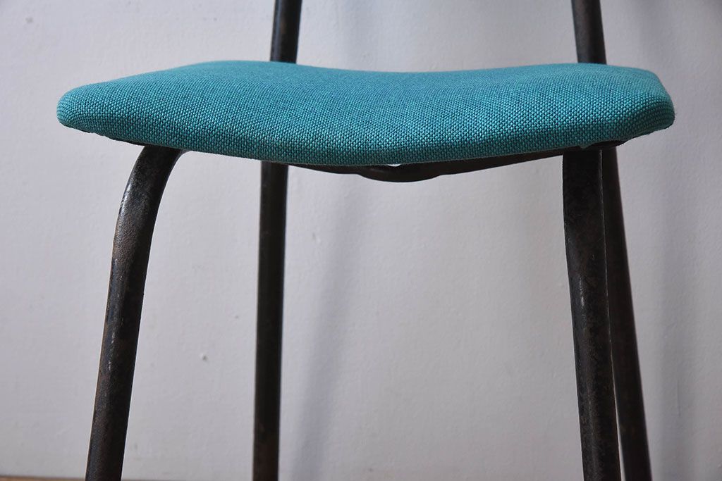 ヴィンテージ家具　ビンテージ　アイアンレッグの小ぶりなクッションチェア(椅子)