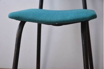 ヴィンテージ家具　ビンテージ　アイアンレッグの小ぶりなクッションチェア(椅子)