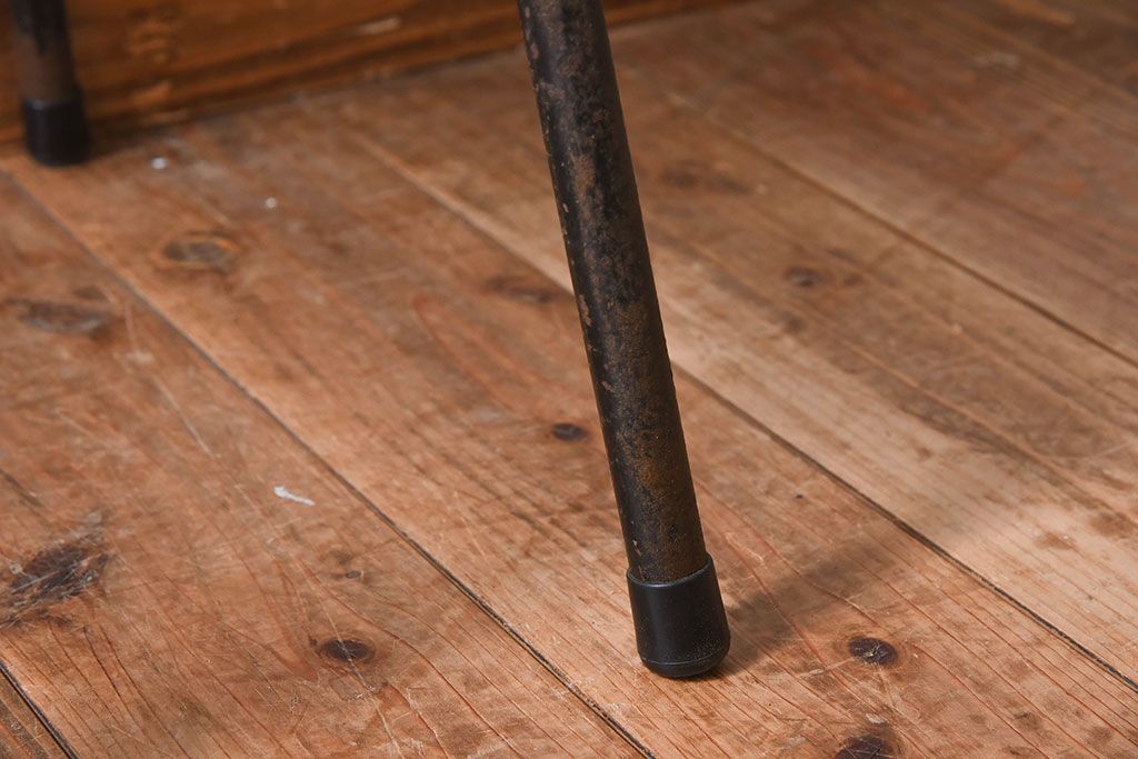 ヴィンテージ家具　ビンテージ　アイアンレッグの小ぶりなクッションチェア(椅子)