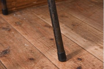 ヴィンテージ家具　ビンテージ　アイアンレッグの小ぶりなクッションチェア(椅子)