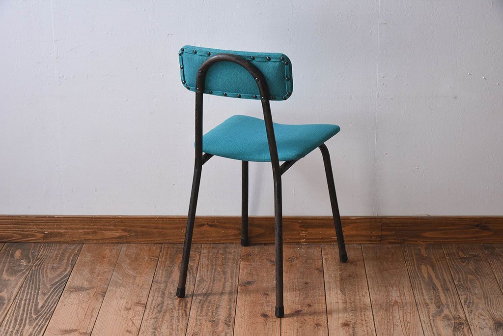 ヴィンテージ家具　ビンテージ　アイアンレッグの小ぶりなクッションチェア(椅子)