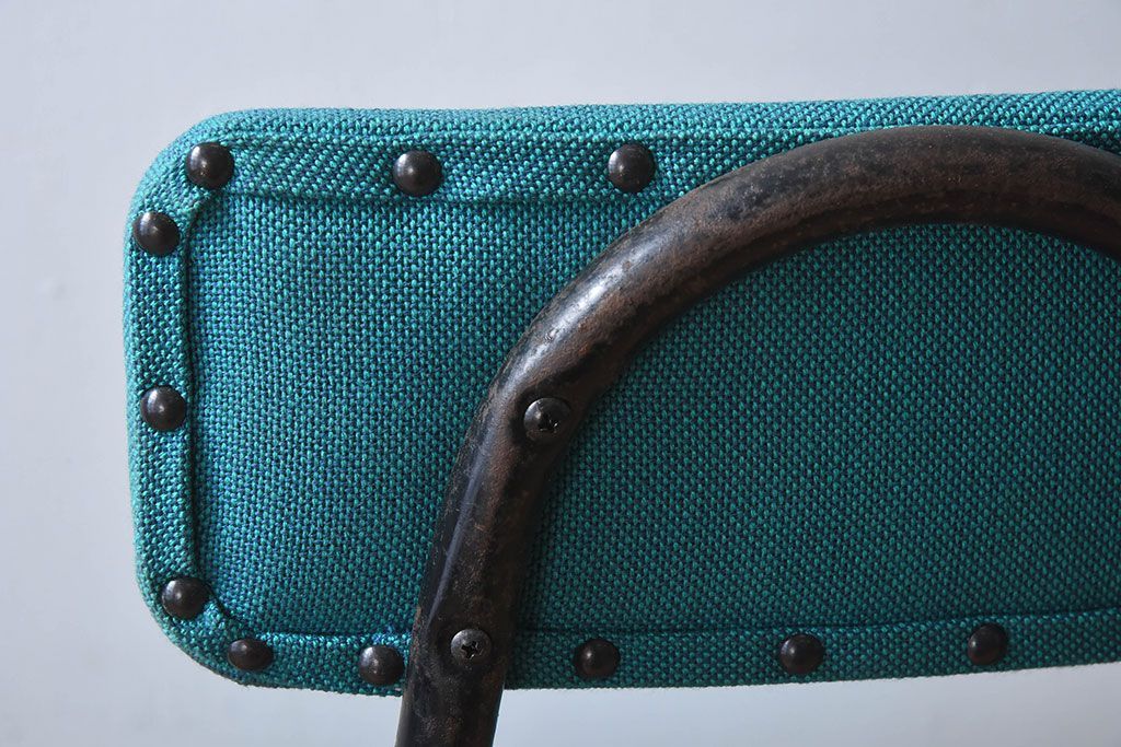 ヴィンテージ家具　ビンテージ　アイアンレッグの小ぶりなクッションチェア(椅子)