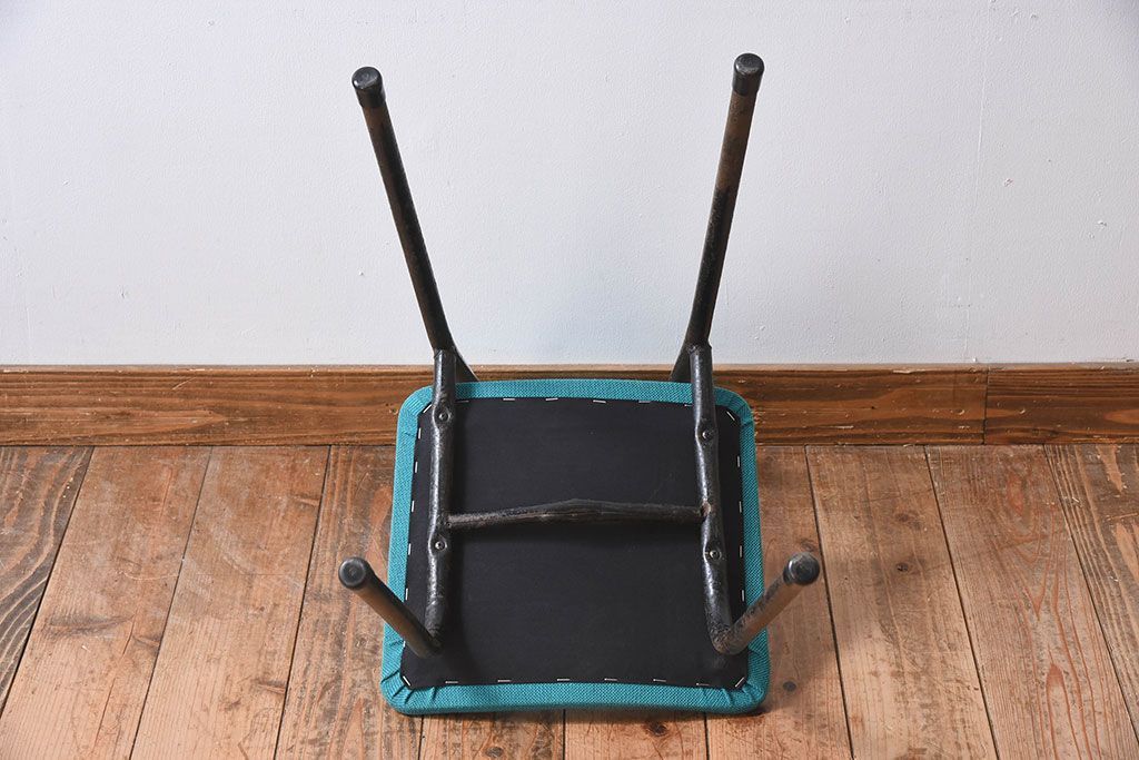 ヴィンテージ家具　ビンテージ　アイアンレッグの小ぶりなクッションチェア(椅子)