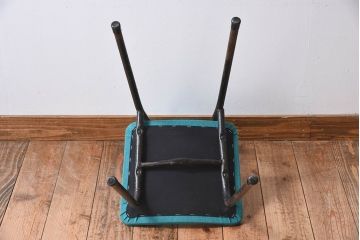ヴィンテージ家具　ビンテージ　アイアンレッグの小ぶりなクッションチェア(椅子)