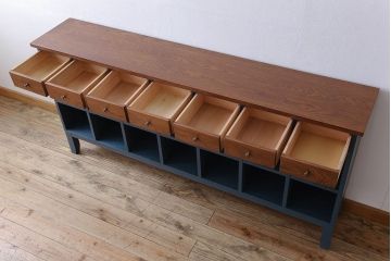 レトロ家具　古い木のレトロな脚付きマス目棚(カウンターテーブル、飾り棚、収納棚)(2)