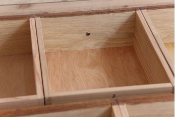 レトロ家具　古い木のレトロな脚付きマス目棚(カウンターテーブル、飾り棚、収納棚)(2)