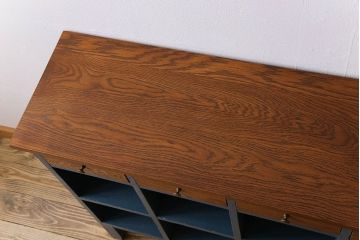 レトロ家具　古い木のレトロな脚付きマス目棚(カウンターテーブル、飾り棚、収納棚)(2)