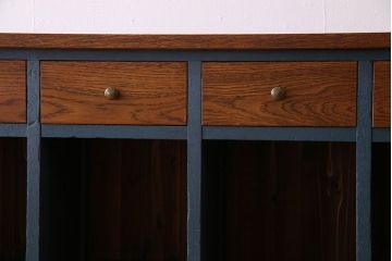 レトロ家具　古い木のレトロな脚付きマス目棚(カウンターテーブル、飾り棚、収納棚)(2)