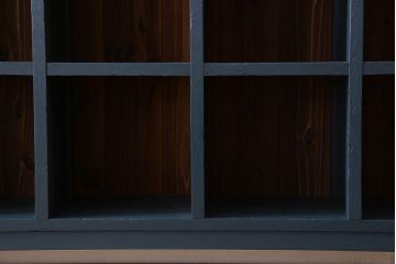 レトロ家具　古い木のレトロな脚付きマス目棚(カウンターテーブル、飾り棚、収納棚)(2)