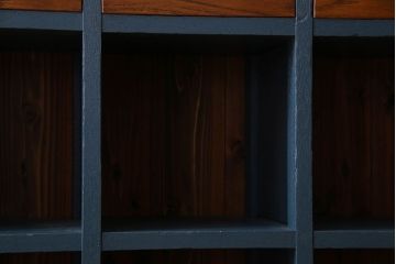 レトロ家具　古い木のレトロな脚付きマス目棚(カウンターテーブル、飾り棚、収納棚)(2)