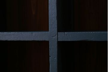 レトロ家具　古い木のレトロな脚付きマス目棚(カウンターテーブル、飾り棚、収納棚)(2)