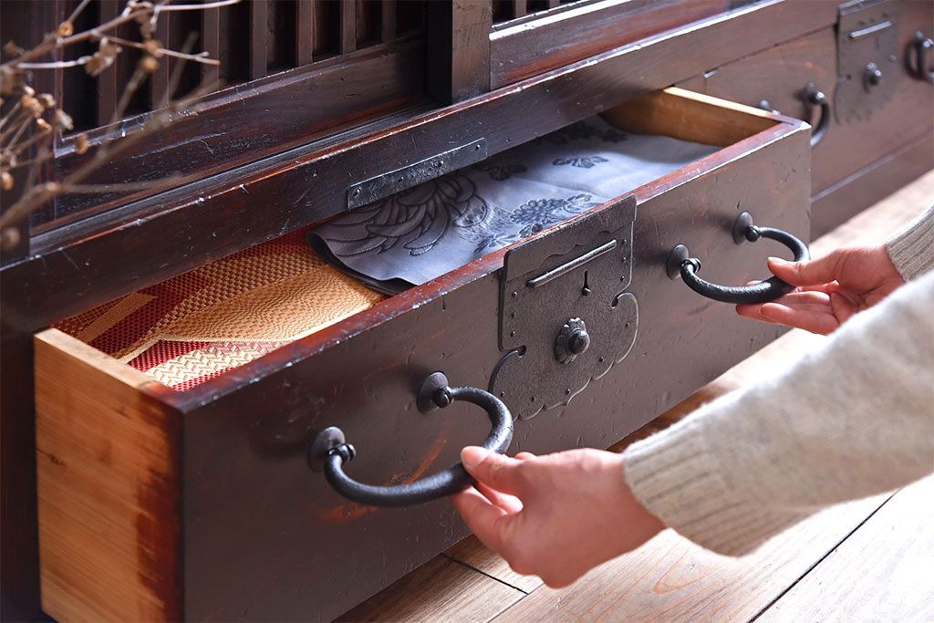 アンティーク家具　明治期　六尺　縦桟四枚引き戸　収納箪笥サイドボード(水屋箪笥)