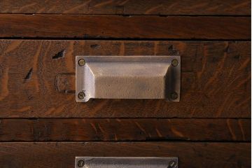 アンティーク家具　ナラ材　シックな古い木の上質な縦型小引き出し　アンティーク