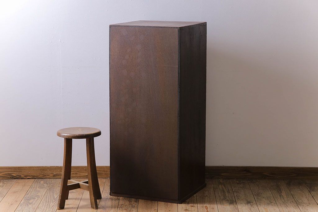 アンティーク家具　ナラ材　シックな古い木の上質な縦型小引き出し　アンティーク