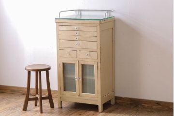 アンティーク家具　ガラスの取っ手のペイントデンタルキャビネット　ミストガラス