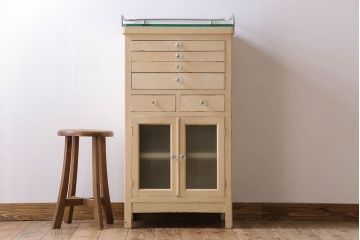 アンティーク家具　ガラスの取っ手のペイントデンタルキャビネット　ミストガラス