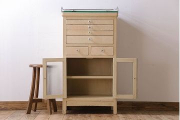 アンティーク家具　ガラスの取っ手のペイントデンタルキャビネット　ミストガラス