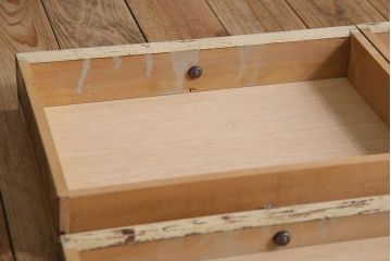 アンティーク家具　ガラスの取っ手のペイントデンタルキャビネット　ミストガラス