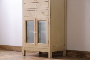 アンティーク家具　ガラスの取っ手のペイントデンタルキャビネット　ミストガラス