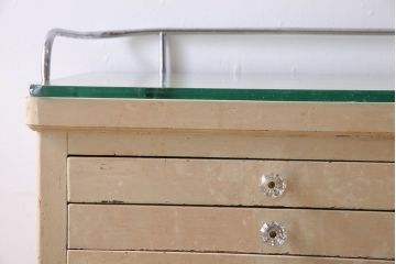 アンティーク家具　ガラスの取っ手のペイントデンタルキャビネット　ミストガラス