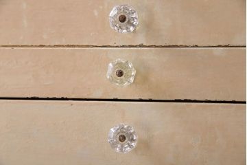 アンティーク家具　ガラスの取っ手のペイントデンタルキャビネット　ミストガラス