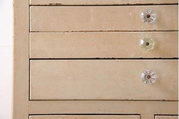 アンティーク家具　ガラスの取っ手のペイントデンタルキャビネット　ミストガラス