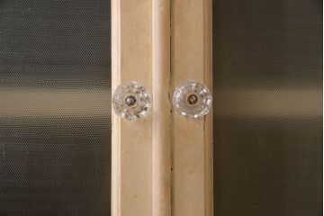 アンティーク家具　ガラスの取っ手のペイントデンタルキャビネット　ミストガラス