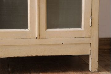 アンティーク家具　ガラスの取っ手のペイントデンタルキャビネット　ミストガラス