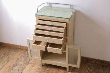 アンティーク家具　ガラスの取っ手のペイントデンタルキャビネット　ミストガラス
